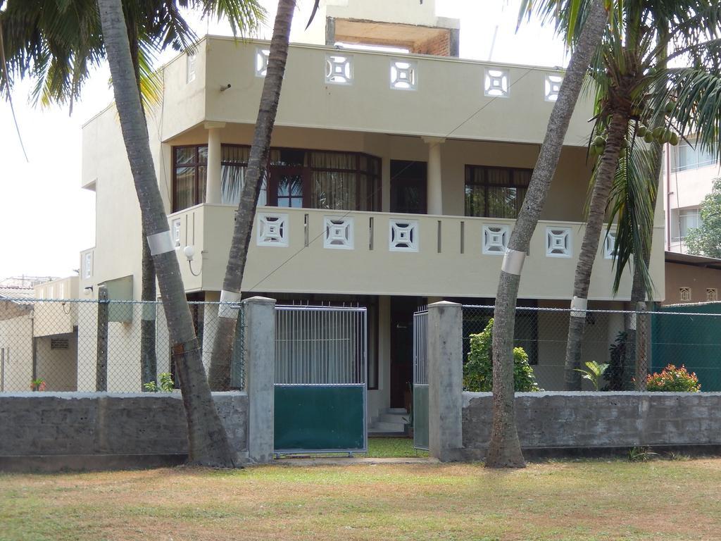 Janishi Residencies Hotel Negombo Habitación foto