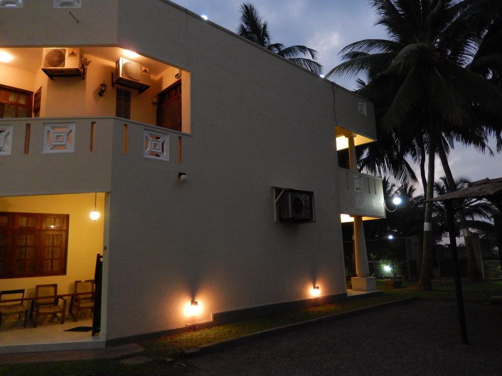 Janishi Residencies Hotel Negombo Exterior foto